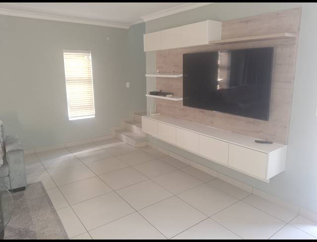 3 BEDROOM FREEHOLD FOR SALE IN RUA VISTA